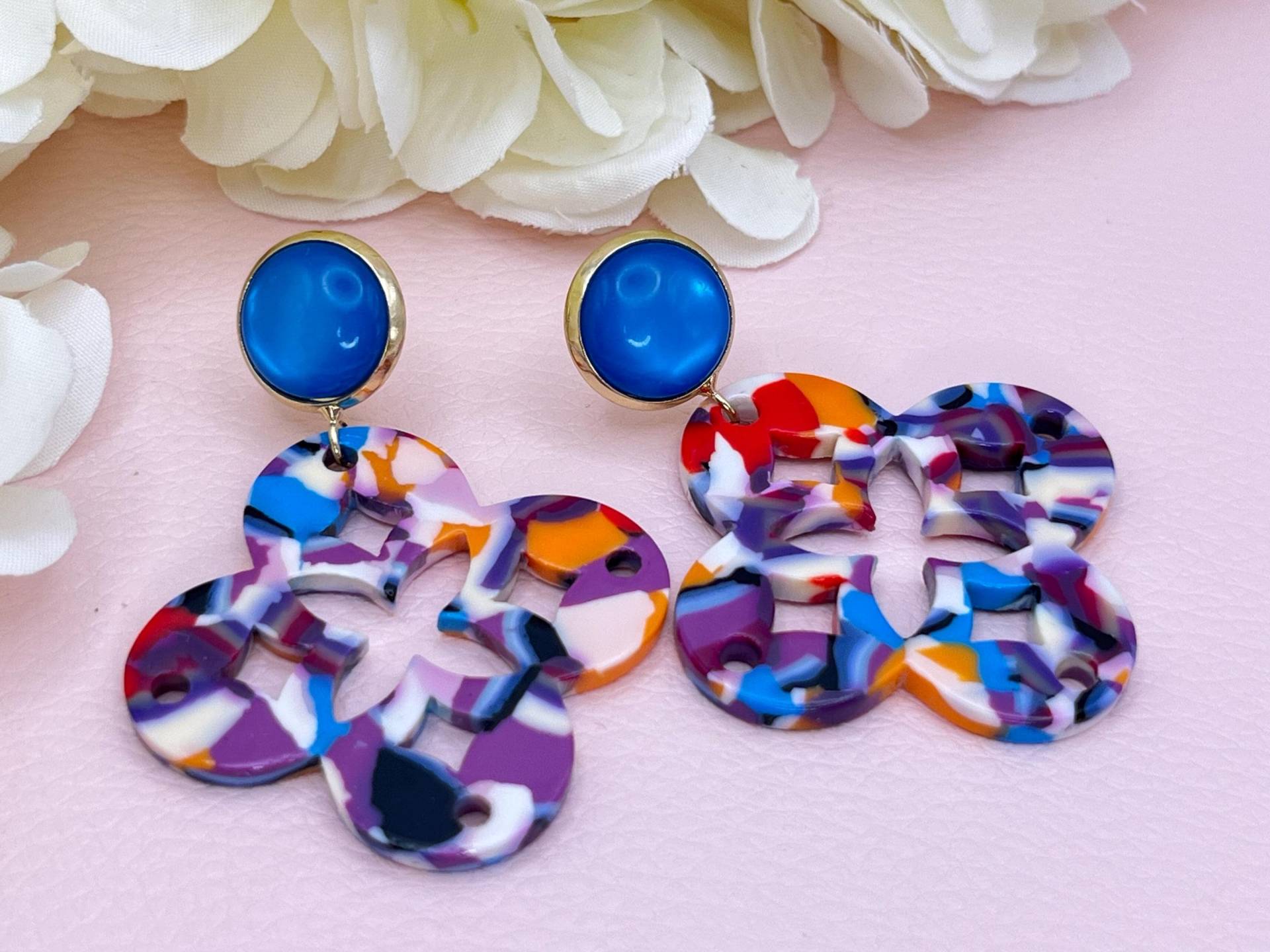Leichte Ornamentohrringe, Hängeohrringe Mit Bunten Resin Ornamenten An Vergoldeten Ohrsteckern Cabochons in Blau - Laury Goes Marrakesh Leichte Ornamentohrringe, Hängeohrringe Mit Bunten Resin Ornamenten An Vergoldeten Ohrsteckern Cabochons in Blau - Laury Goes Marrakesh von LAURYLOVESPINK