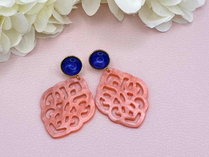 Leichte Ornamentohrringe, Hängeohrringe in Koralle An Vergoldeten Ohrsteckern Mit Cabochons Blau - Laury Goes Marrakesh von LAURYLOVESPINK