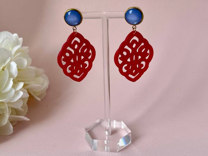 Leichte Ornamentohrringe, Hängeohrringe in Rot An Vergoldeten Ohrsteckern Mit Cabochons Hellblau - Laury Goes Marrakesh von LAURYLOVESPINK