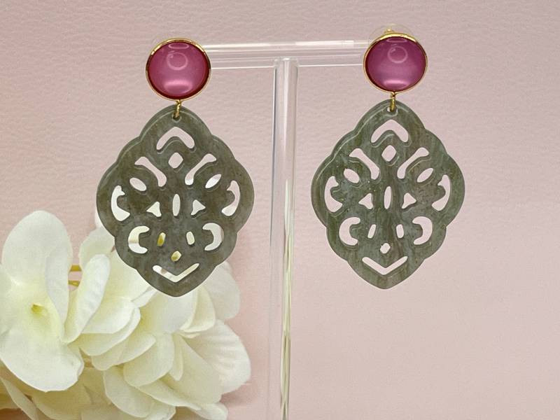 Leichte Ornamentohrringe in Salbei An Vergoldeten Ohrsteckern Mit Cabochons Rosa - Laury Goes Marrakesh von LAURYLOVESPINK