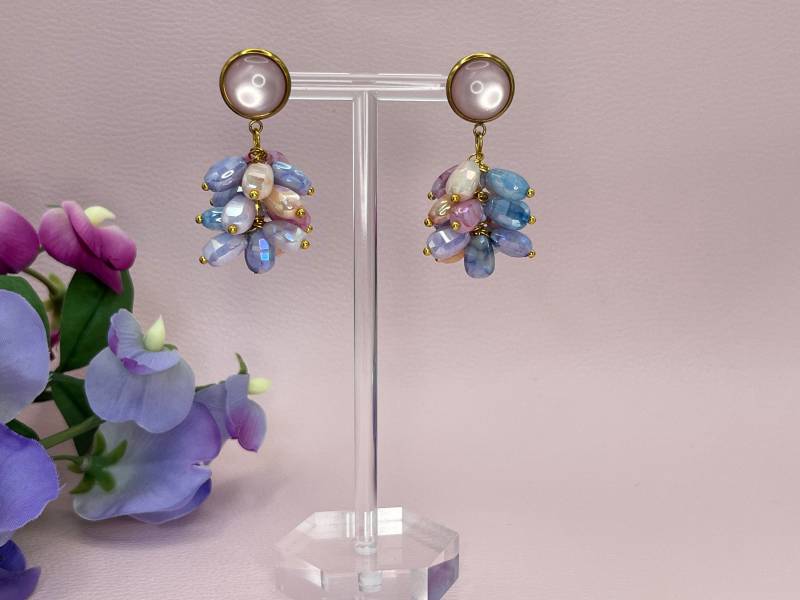 Perlenohrringe Mit Perlenclustern in Pastellfarben An Vergoldeten Steckern Rosa Polaris Cabochons - Laury Goes Portofino von LAURYLOVESPINK