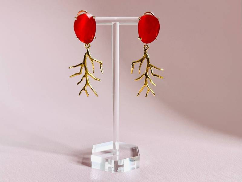 Statementohrringe Mit Vergoldeten Korallenanhängern An Kristallglassteckern in Orange - Laury Goes St. Lucia von LAURYLOVESPINK