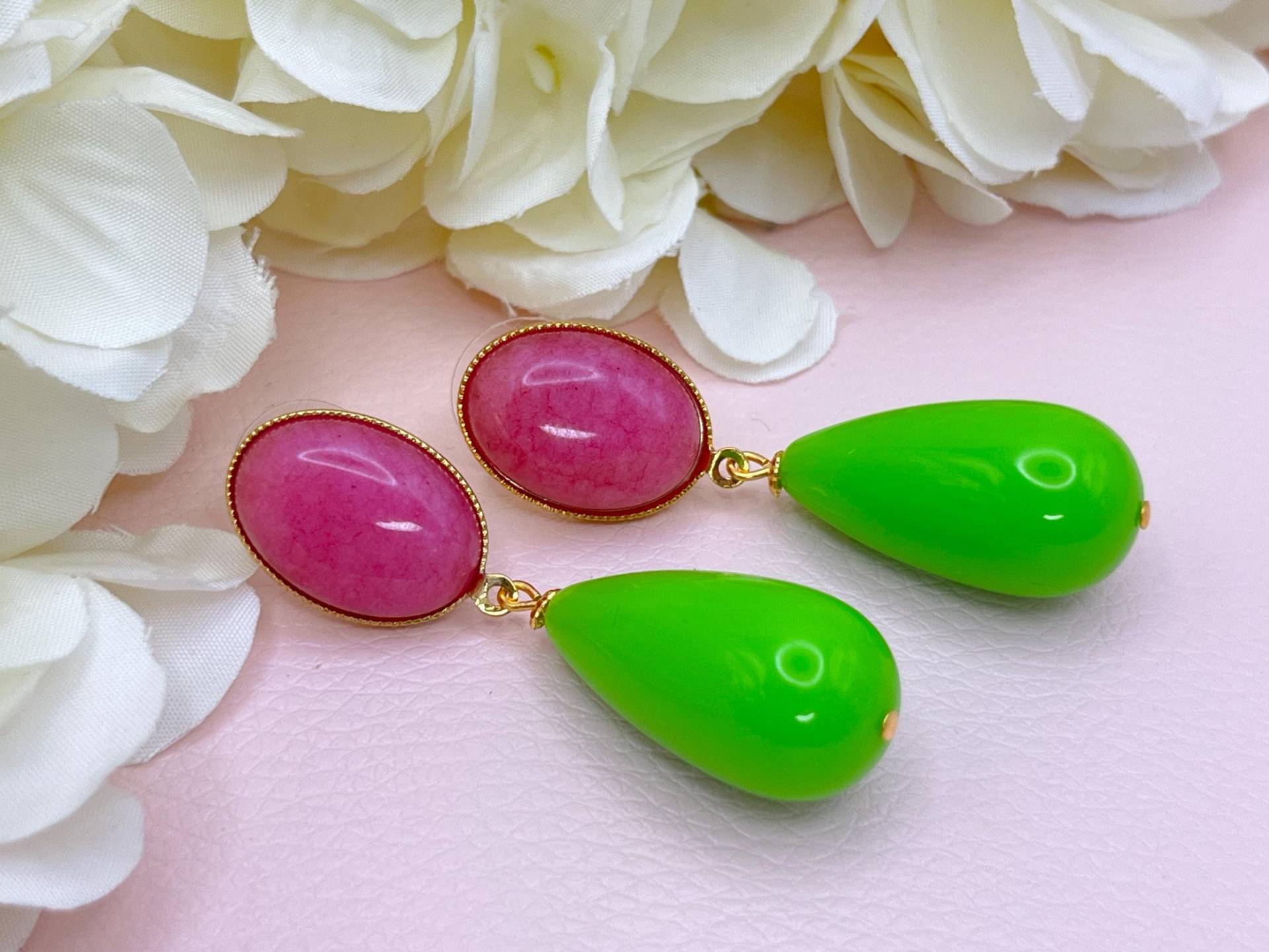 Tropfenohrringe, Leichte Statementohrringe Mit Resintropfen in Neongrün An Vergoldeten Steckern Rosa Jade Cabochons - Laury Goes Verona Tropfenohrringe, Leichte Statementohrringe Mit Resintropfen in Neongrün An Vergoldeten Steckern Rosa Jade Cabochons - Laury Goes Verona von LAURYLOVESPINK