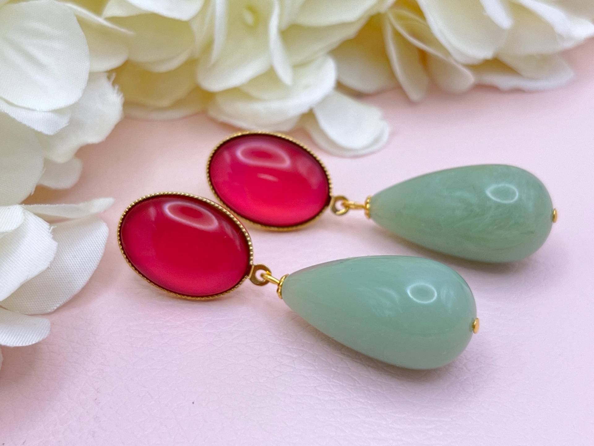 Tropfenohrringe, Leichte Statementohrringe Mit Resintropfen in Salbei An Vergoldeten Steckern Cabochons Fuchsia - Laury Goes Verona Tropfenohrringe, Leichte Statementohrringe Mit Resintropfen in Salbei An Vergoldeten Steckern Cabochons Fuchsia - Laury Goes Verona von LAURYLOVESPINK