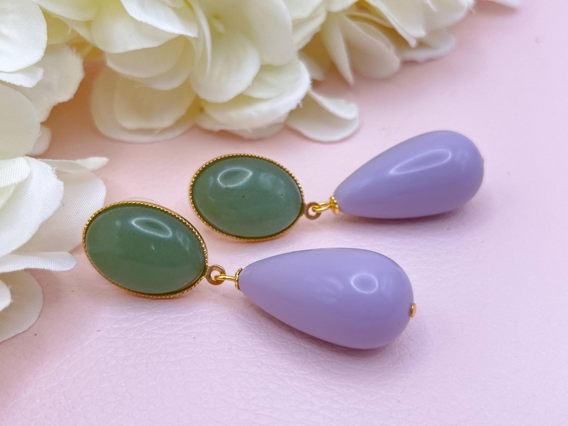 Tropfenohrringe, Statement Ohrringe Mit Resintropfen in Flieder An Vergoldeten Steckern Jade Cabochons Salbei - Laury Goes Verona Tropfenohrringe, Statement Ohrringe Mit Resintropfen in Flieder An Vergoldeten Steckern Jade Cabochons Salbei - Laury Goes Verona von LAURYLOVESPINK