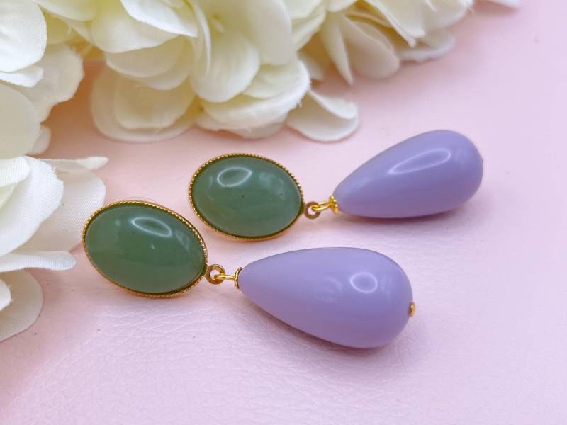 Tropfenohrringe, Statement Ohrringe Mit Resintropfen in Flieder An Vergoldeten Steckern Jade Cabochons Salbei - Laury Goes Verona Tropfenohrringe, Statement Ohrringe Mit Resintropfen in Flieder An Vergoldeten Steckern Jade Cabochons Salbei - Laury Goes Verona von LAURYLOVESPINK