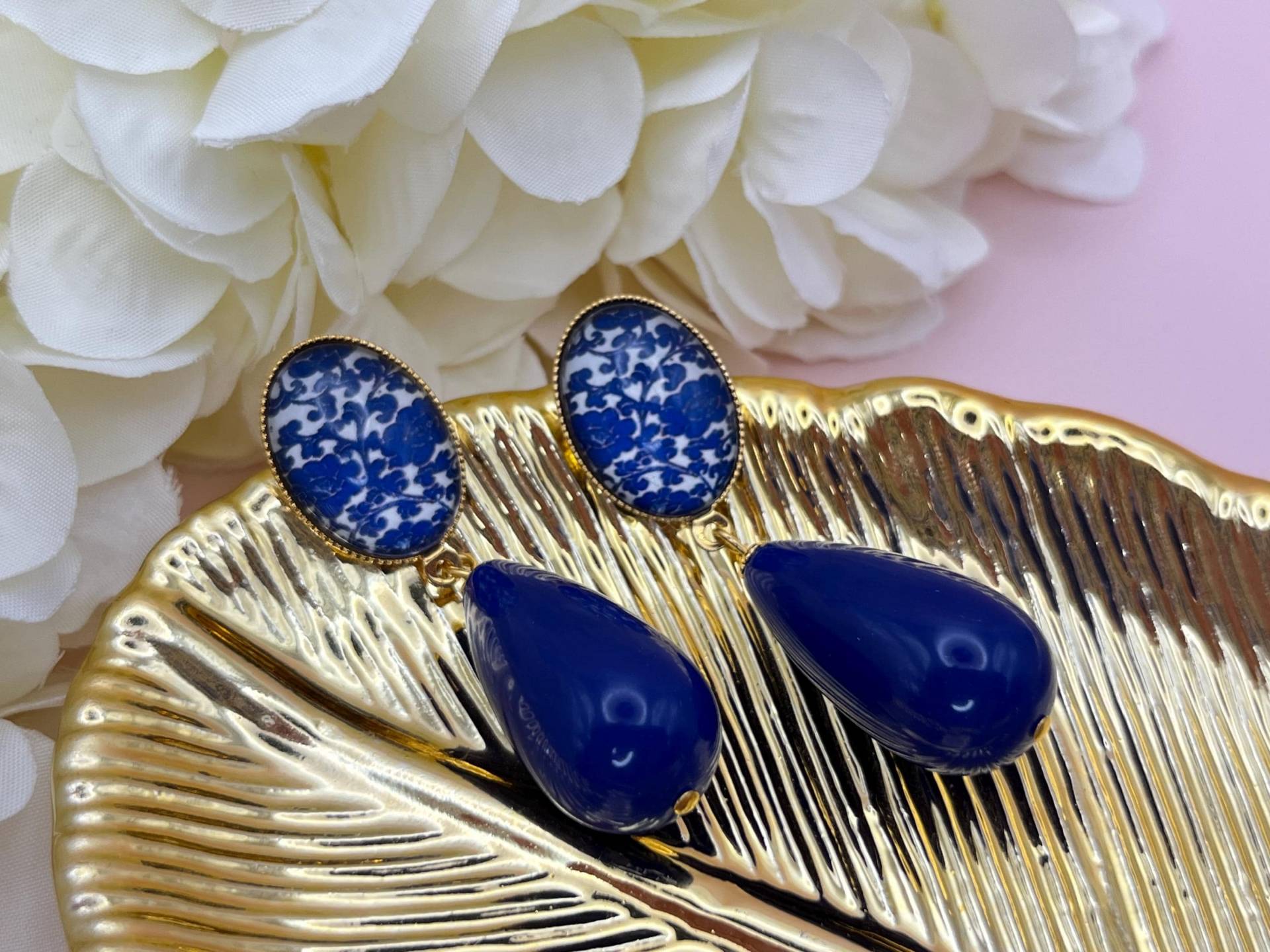 Tropfenohrringe, Statementohrringe Mit Marineblauen Resintropfen An Vergoldeten Steckern Cabochons Im Delfter Stil - Laury Goes Delft Tropfenohrringe, Statementohrringe Mit Marineblauen Resintropfen An Vergoldeten Steckern Cabochons Im Delfter Stil - Laury Goes Delft von LAURYLOVESPINK