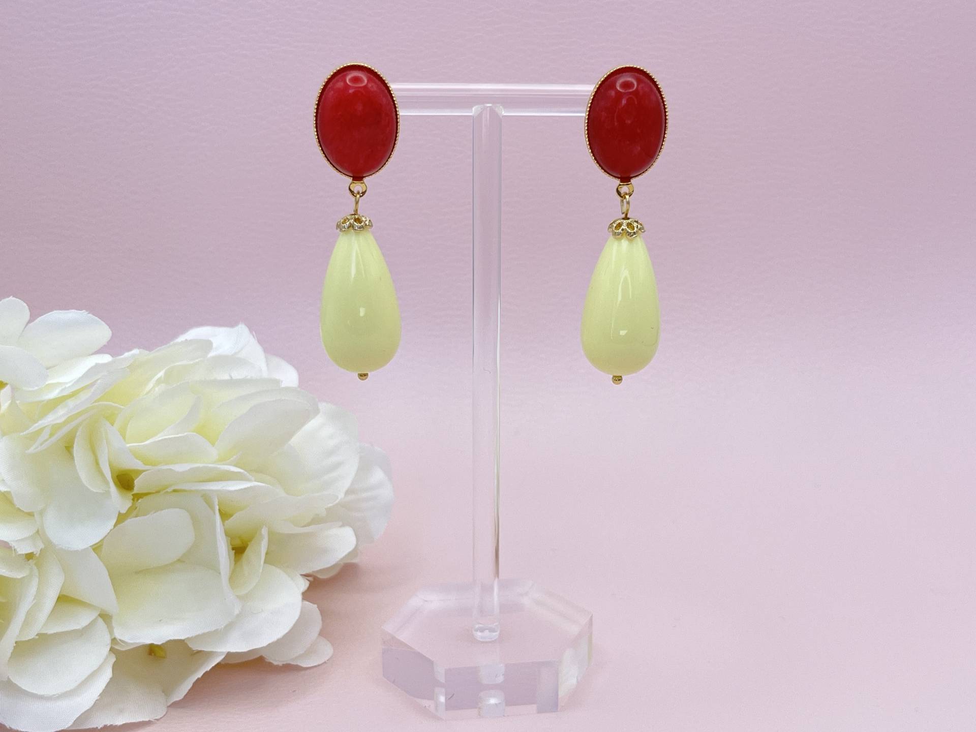 Tropfenohrringe, Statementohrringe Mit Resintropfen in Vanille An Vergoldeten Steckern Roten Jade Cabochons - Laury Goes Verona von LAURYLOVESPINK
