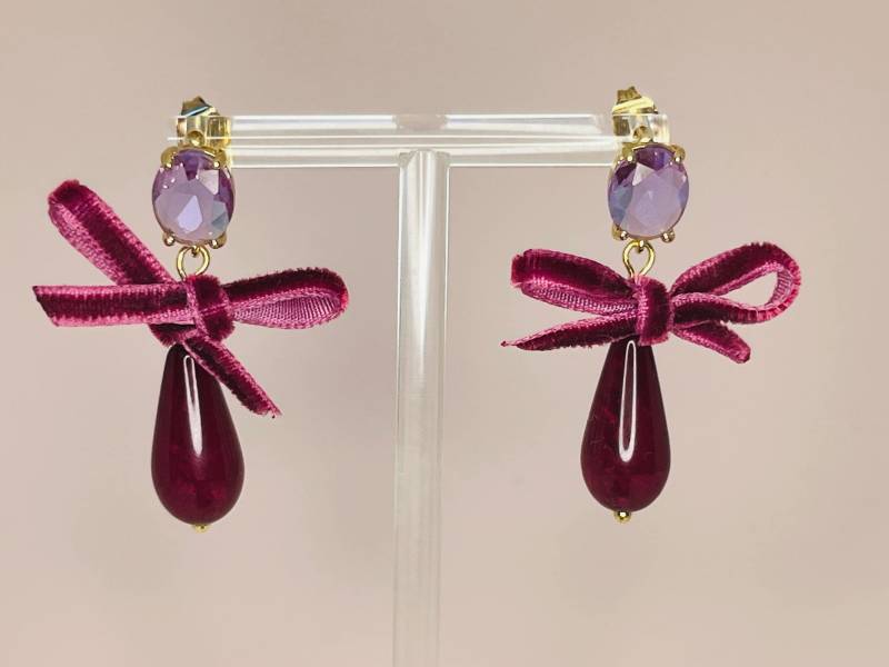 Tropfenohrringe Mit Samtschleife Und Kristallglassteckern in Flieder Pflaume - Laury Goes Munich von LAURYLOVESPINK