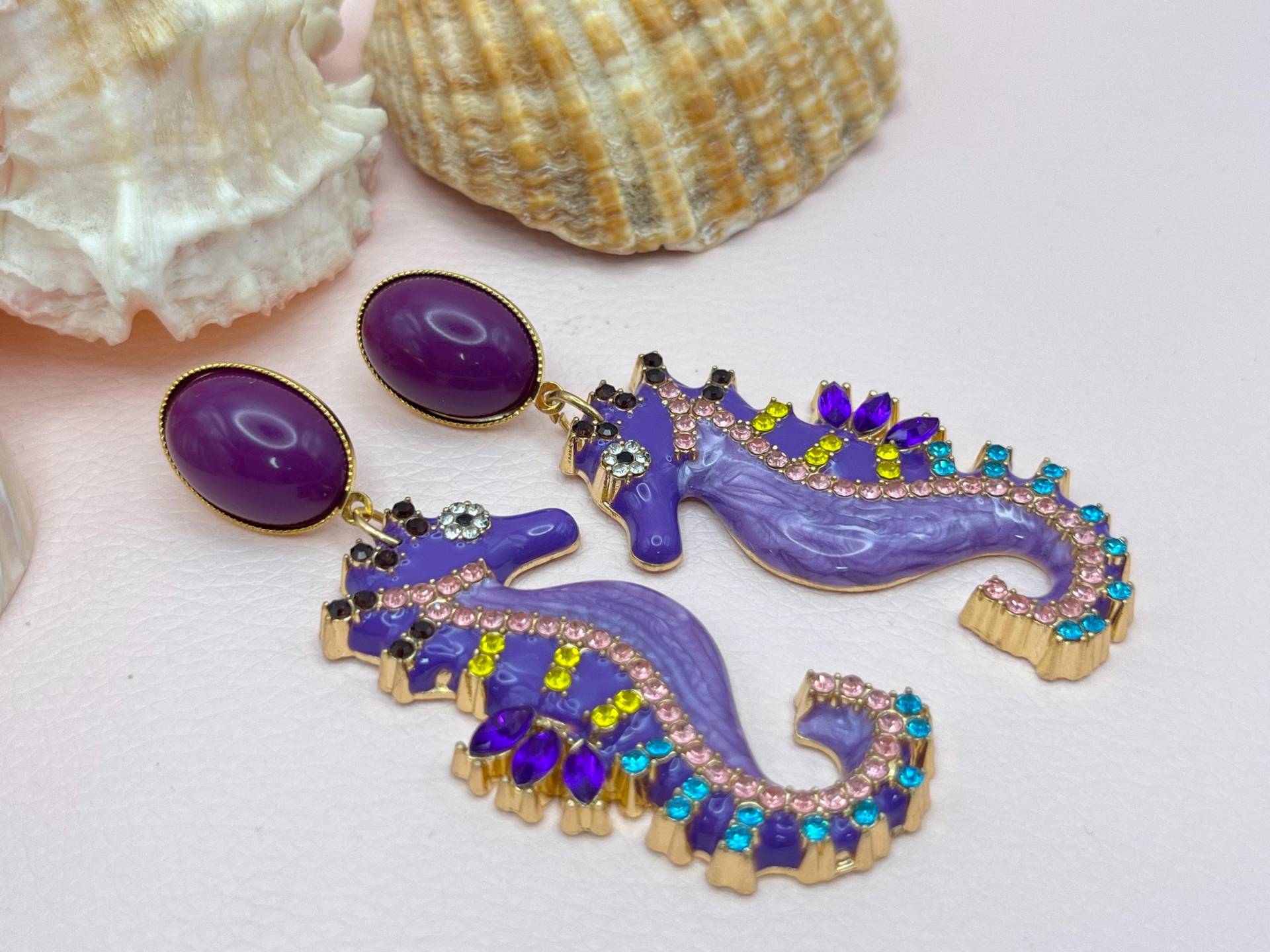 statementohrringe, Hängeohrringe Mit Glitzernden Seepferdchen An Vergoldeten Ohrsteckern Cabochons Lila - Laury Goes Elba statementohrringe, Hängeohrringe Mit Glitzernden Seepferdchen An Vergoldeten Ohrsteckern Cabochons Lila - Laury Goes Elba von LAURYLOVESPINK