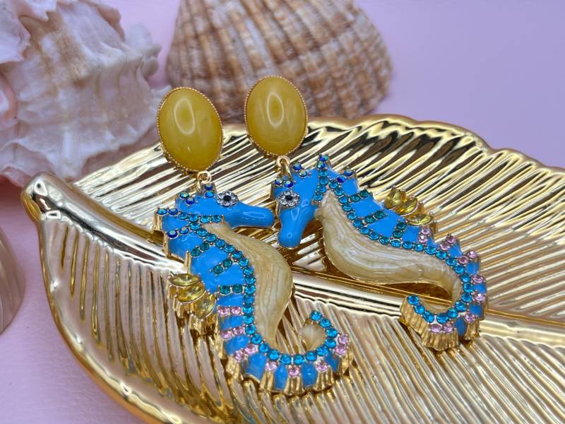 statementohrringe, Hängeohrringe Mit Glitzernden Seepferdchen An Vergoldeten Ohrsteckern Jade Cabochons Gelb Türkis - Laury Goes Elba statementohrringe, Hängeohrringe Mit Glitzernden Seepferdchen An Vergoldeten Ohrsteckern Jade Cabochons Gelb Türkis - Laury Goes Elba von LAURYLOVESPINK