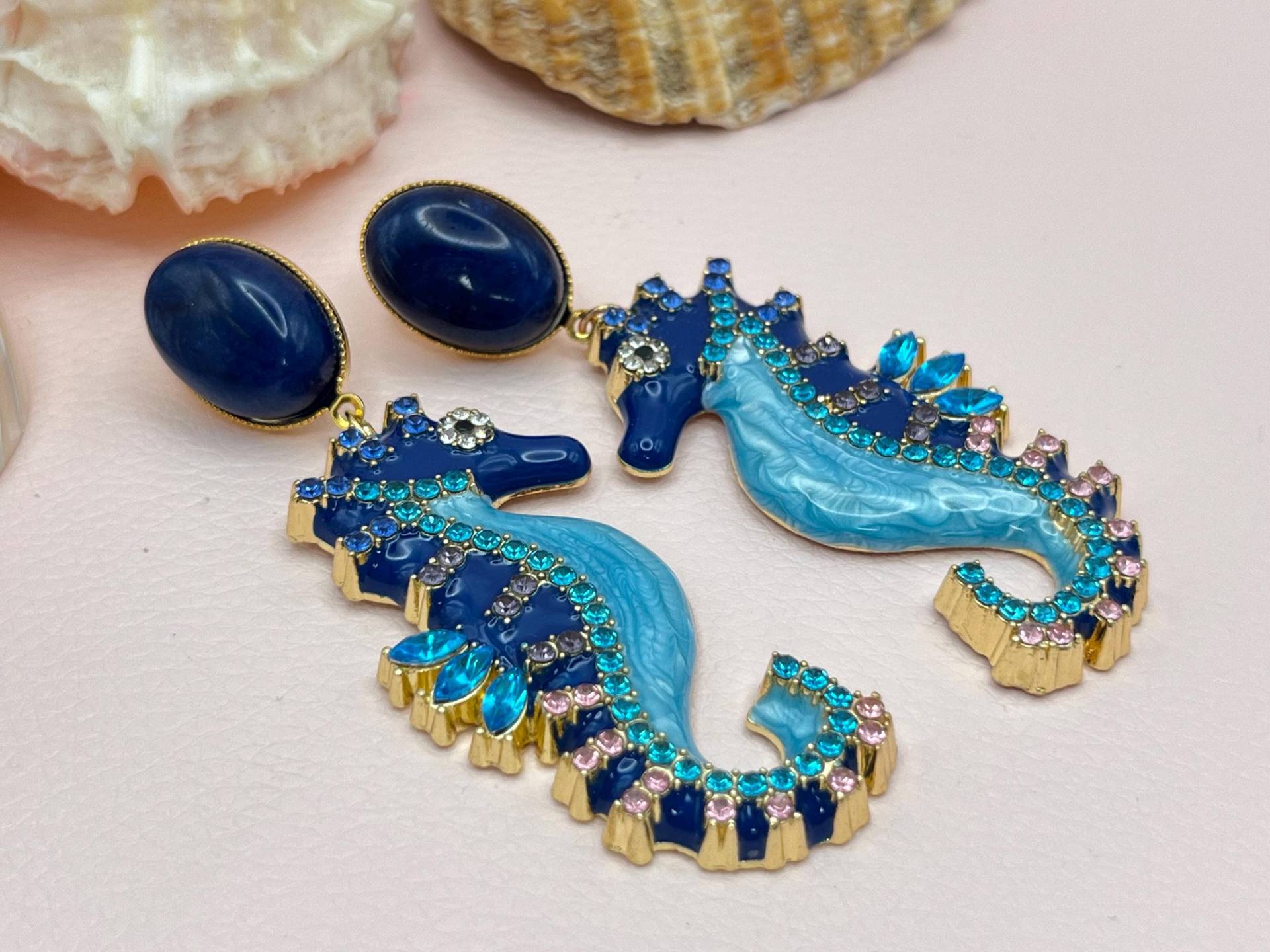 statementohrringe, Hängeohrringe Mit Glitzernden Seepferdchen An Vergoldeten Ohrsteckern Lapislazuli Cabochons Blau - Laury Goes Elba statementohrringe, Hängeohrringe Mit Glitzernden Seepferdchen An Vergoldeten Ohrsteckern Lapislazuli Cabochons Blau - Laury Goes Elba von LAURYLOVESPINK