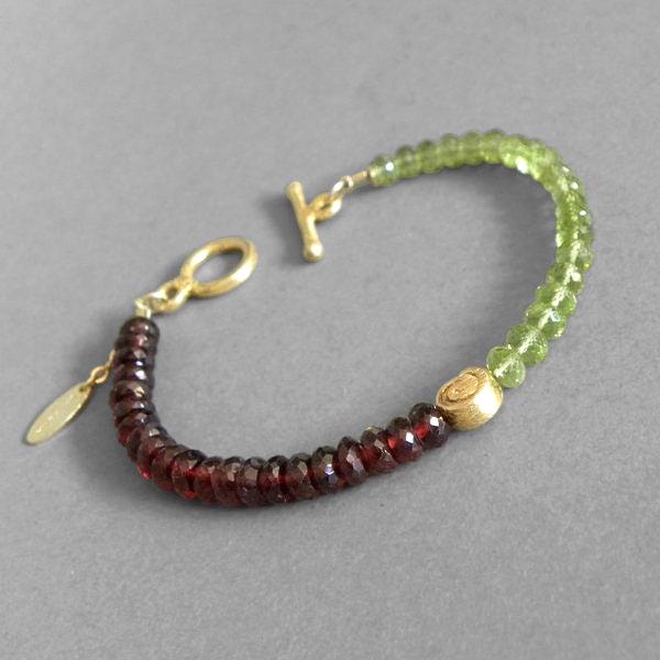 Green-Red Berry Peridot Granat Armband Vergoldet von LAYSONAdesign