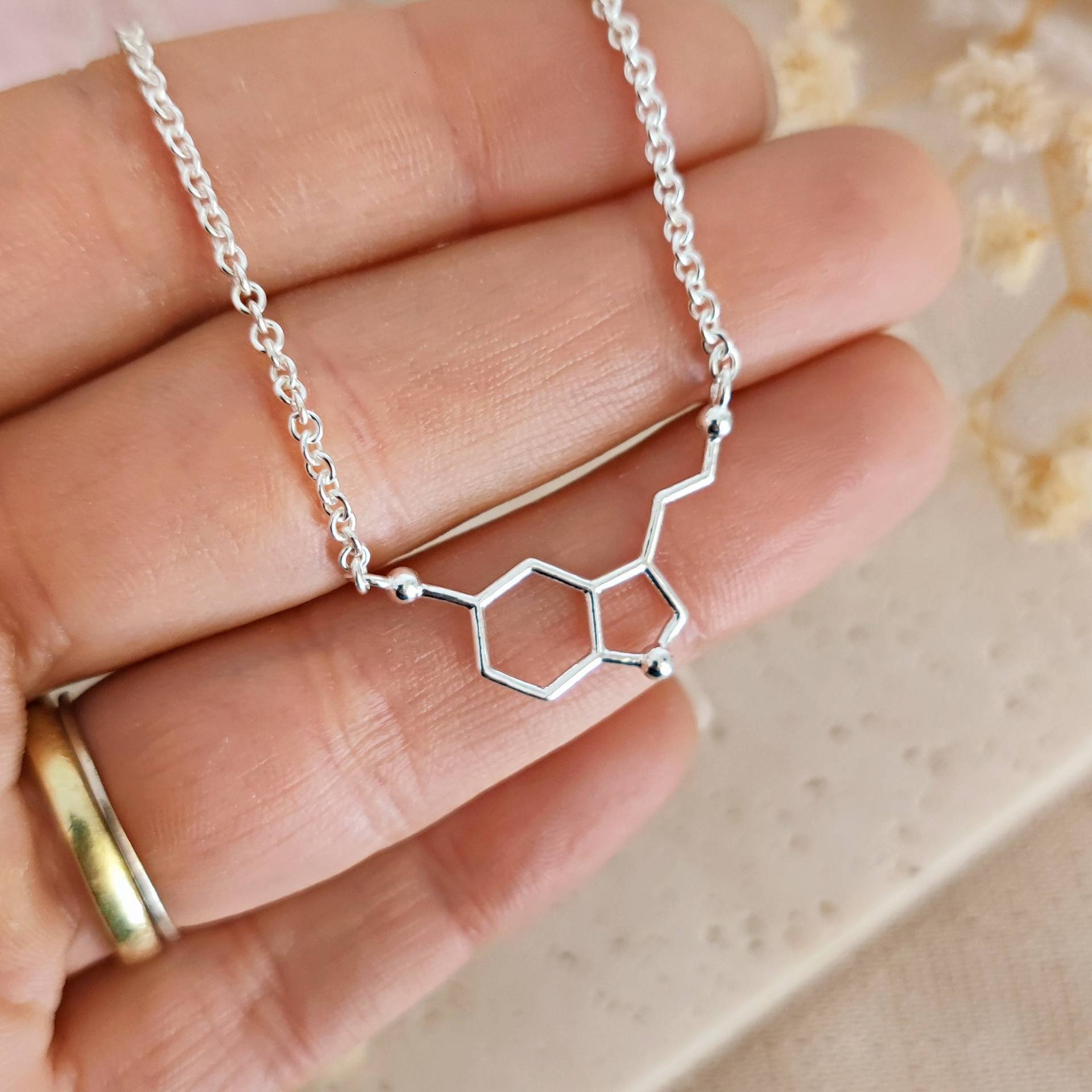 925 Sterling Silber Serotonin Molekül Halskette 925 Sterling Silber Serotonin Molekül Halskette von LAcchiappasogni