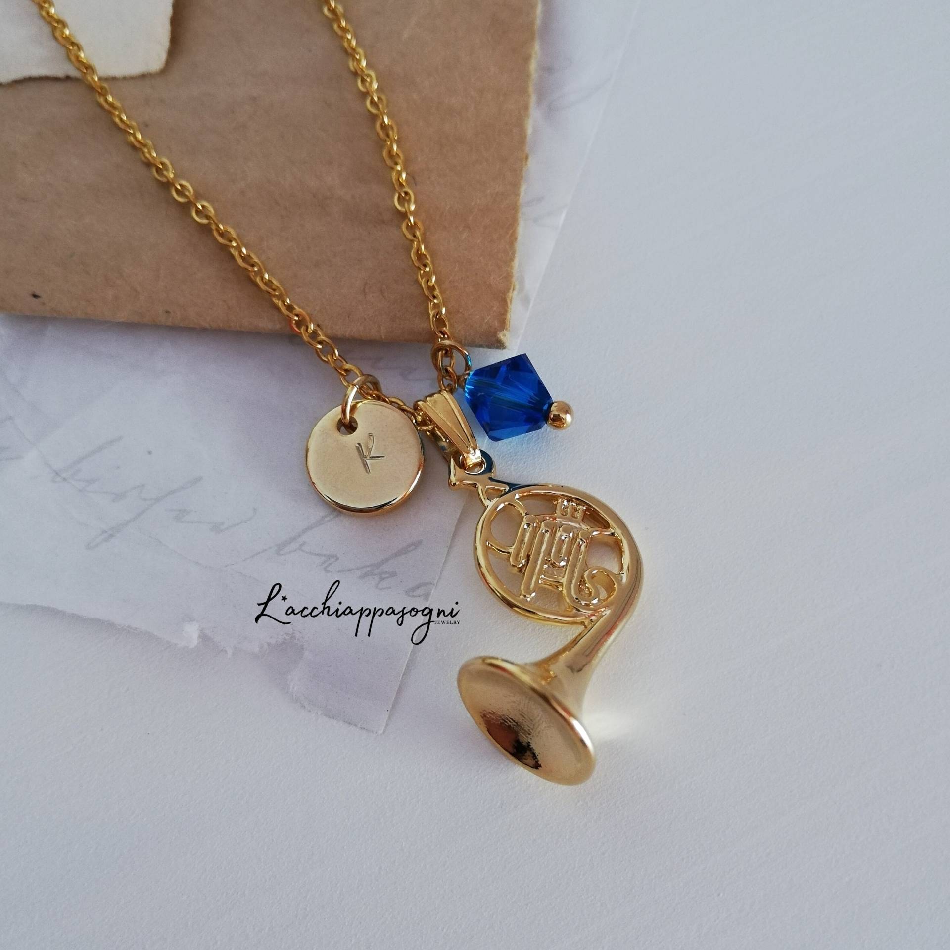 Blaue Horn Halskette Mit Gravur Initial Blaue Horn Halskette Mit Gravur Initial von LAcchiappasogni
