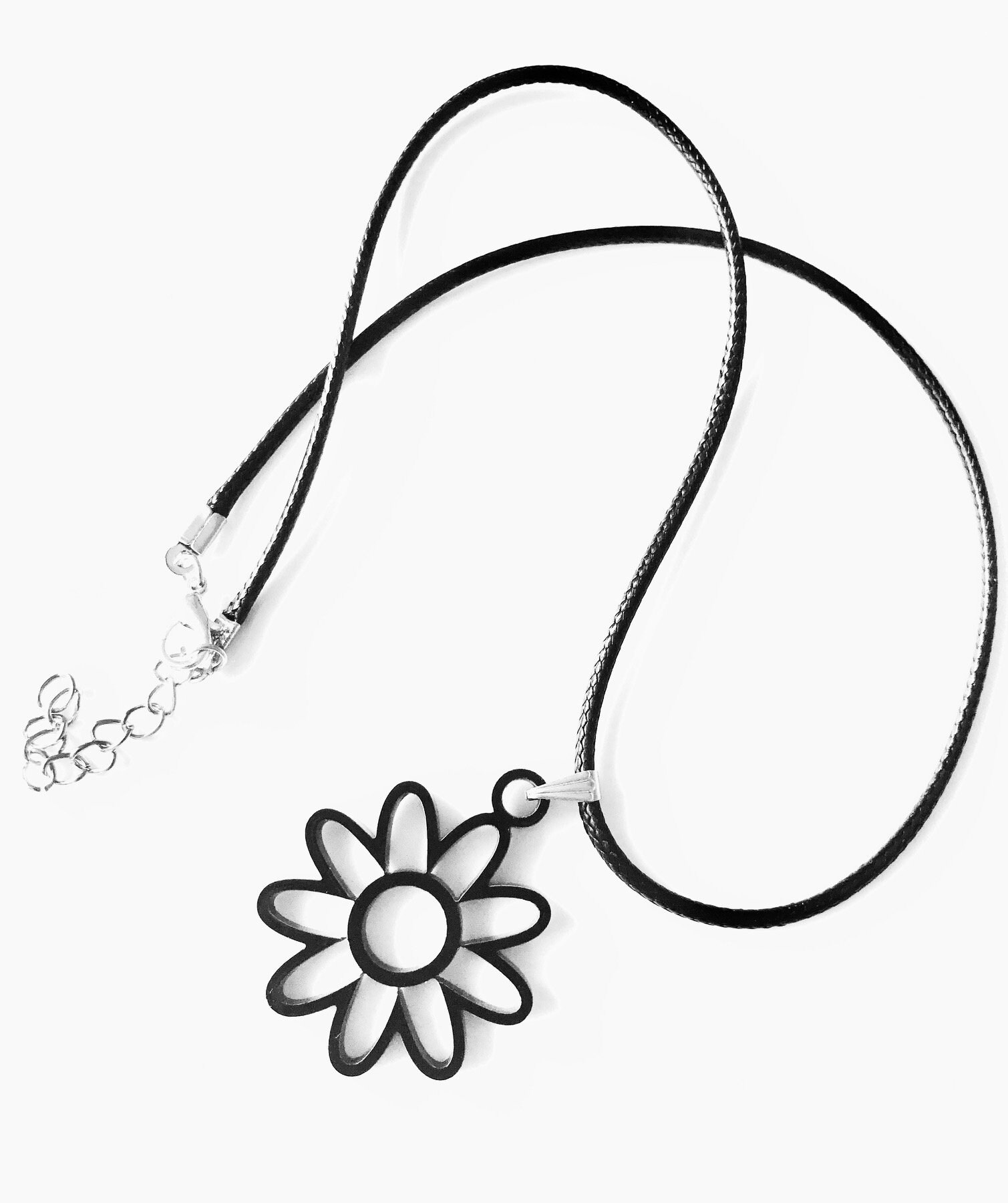 Daisy Blumen-Anhänger-Halskette Im Schwarzen Acryl von LAtelierLaserProduct