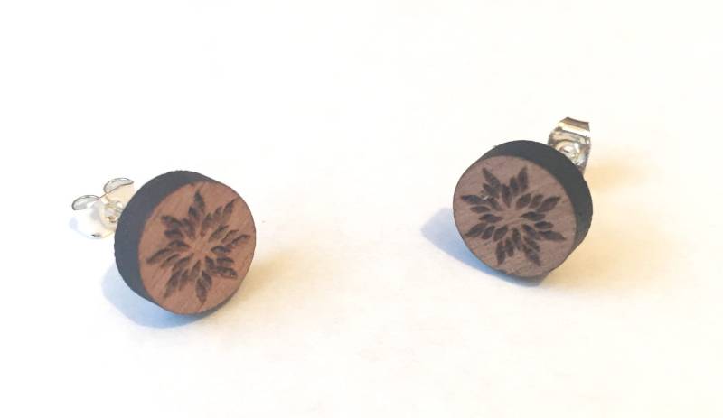 Hölzerne Ohrstecker Mit Gravur Mandala Design 10 Mm Hölzerne Ohrstecker Mit Gravur Mandala Design 10 Mm von LAtelierLaserProduct