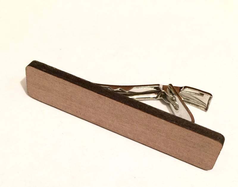 Krawattenklammer Aus Nussbaumholz Krawattenklammer Aus Nussbaumholz von LAtelierLaserProduct