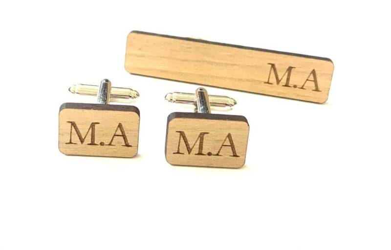 Personalisierte Manschettenknöpfe & Krawattenklammer Mit Geschenk Initialen in Walnussholz Garamond Schriftart von LAtelierLaserProduct