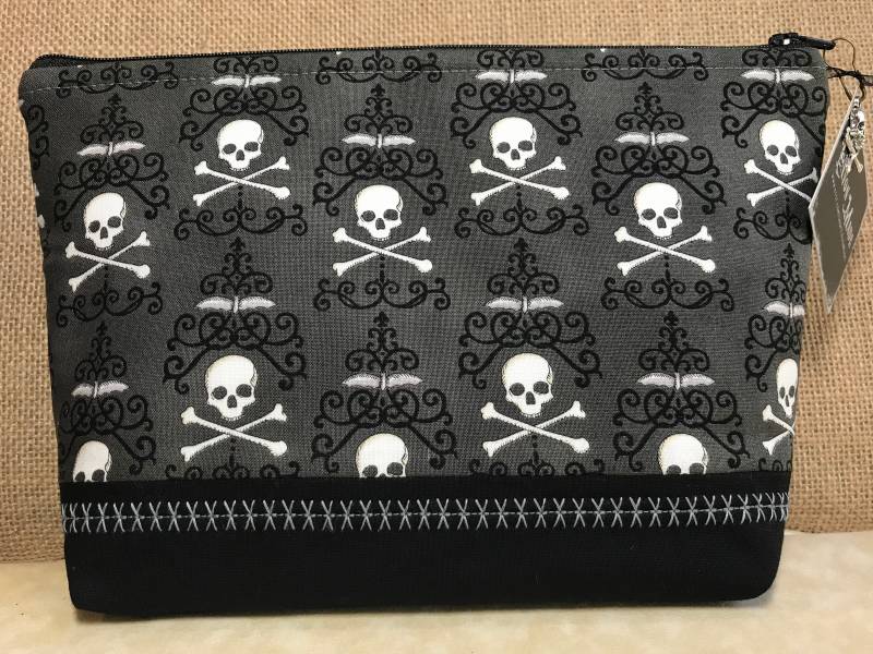 Totenkopf Damast Reißverschlusstäschchen Dunkelgrau Totenkopf Damast Reißverschlusstäschchen Dunkelgrau von LAvonMade
