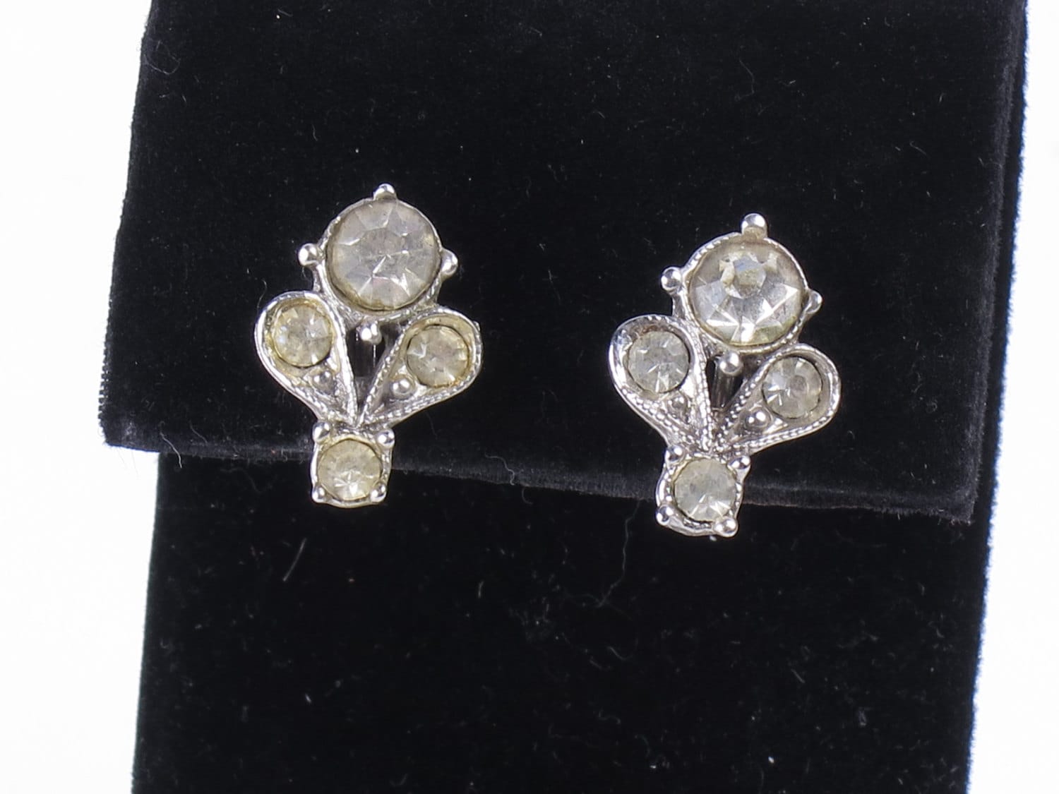 Vintage Zustand Silber Ton Kostüm Strass Blume Ohrringe Clip Auf Schraube Zurück Vintage Zustand Silber Ton Kostüm Strass Blume Ohrringe Clip Auf Schraube Zurück von LBBuzzardsRoost