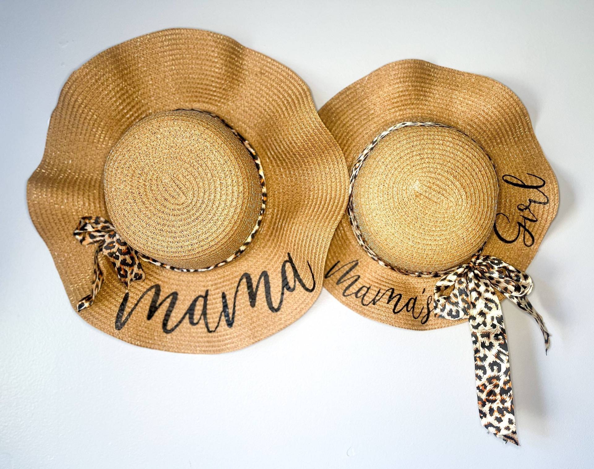 Mutter Tochter Mama Mini Mamas Mädchen Leopard Print Breiter Krempe Stroh Floppy Hut Sonnenhut Strandhut Erwachsene Kind Sets von LBHCustomCreations