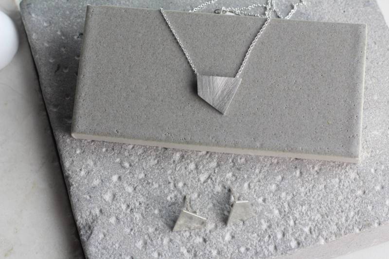 Argentium Sterling Silber/Messing Bronze Kleine Form Halskette Argentium Sterling Silber/Messing Bronze Kleine Form Halskette von LBNjewelry
