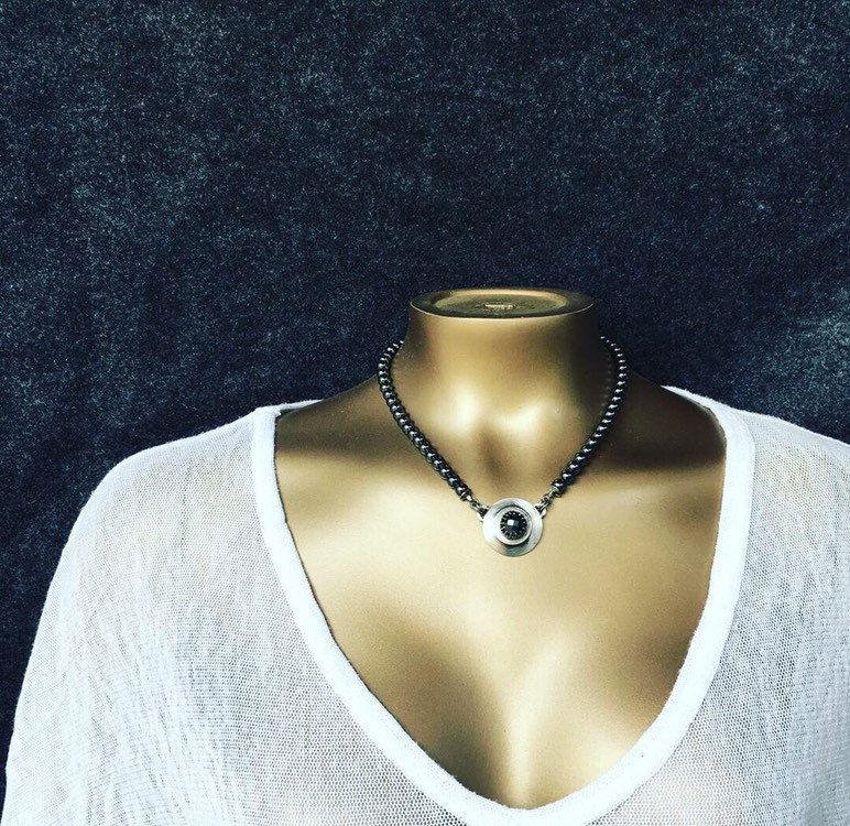 Hämatit-Perlenkette Mit Einem Anhänger Aus Silber Und Hämatit Hämatit-Perlenkette Mit Einem Anhänger Aus Silber Und Hämatit von LCNStudios