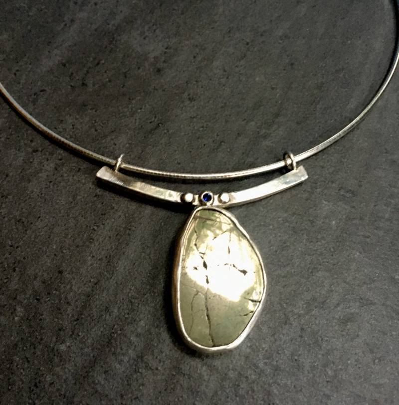 Handgefertigte Pyrit Anhänger Sterling Silber Omega Kette, Labrador Sapphire Akzent Handgefertigte Pyrit Anhänger Sterling Silber Omega Kette, Labrador Sapphire Akzent von LCNStudios