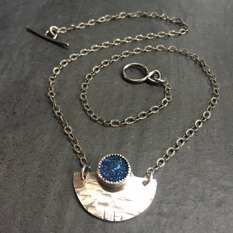 Handgefertigte Sterling Silber Blau Druzy Anhänger Halskette Handgefertigte Sterling Silber Blau Druzy Anhänger Halskette von LCNStudios