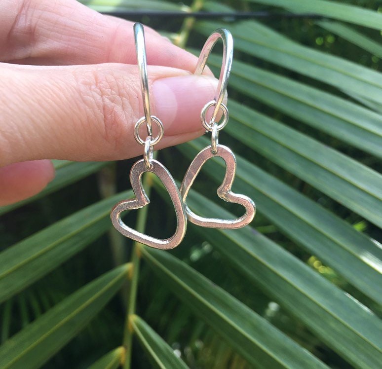 Handgefertigte Sterling Silber Herz Creolen Handgefertigte Sterling Silber Herz Creolen von LCNStudios
