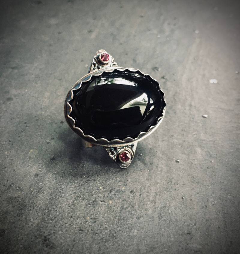 Handgefertigter, Patinierter Silber Onyx Ring Mit Rhodolith Granat, Size 8 Handgefertigter, Patinierter Silber Onyx Ring Mit Rhodolith Granat, Size 8 von LCNStudios