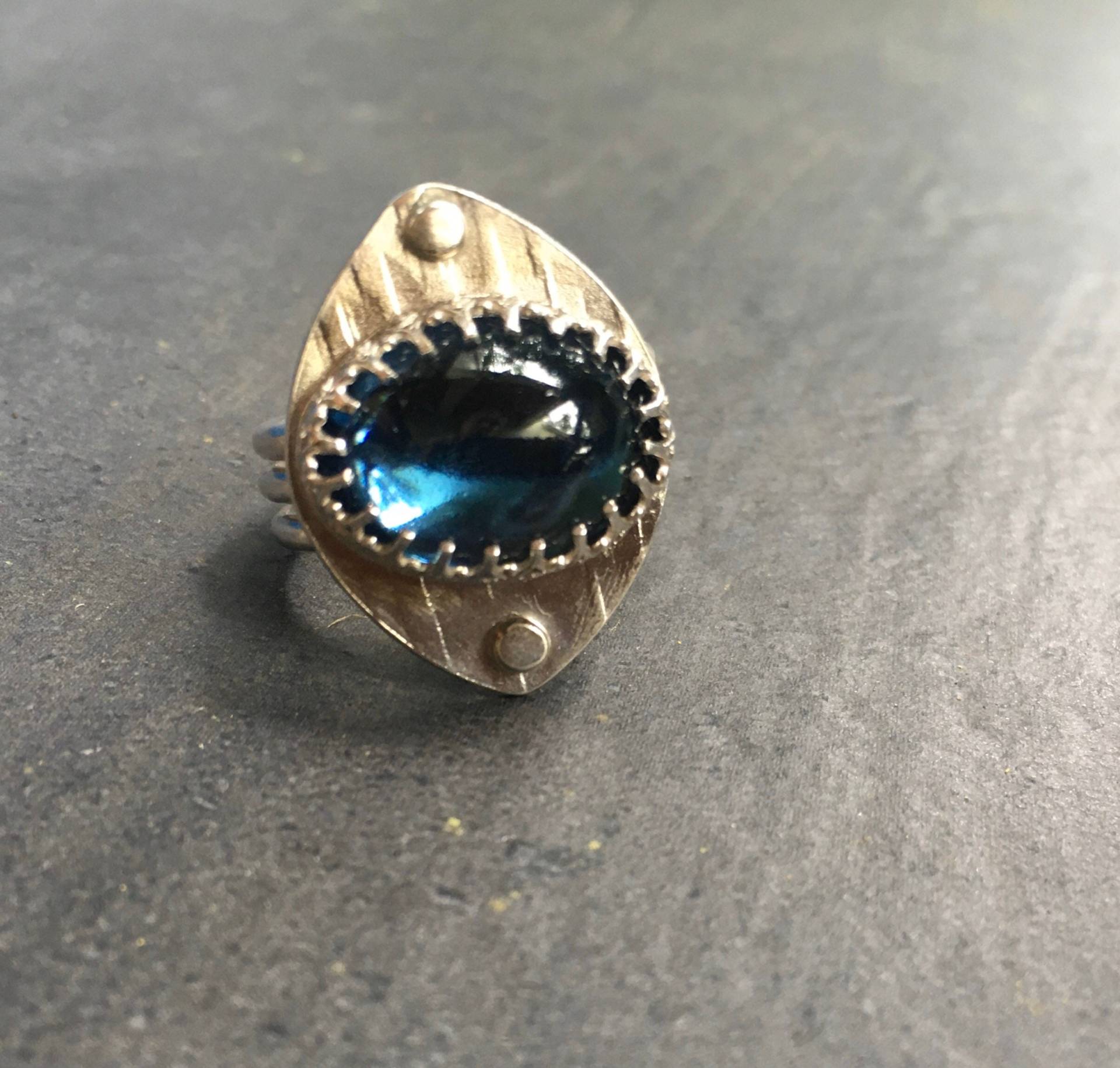 Handgefertigter Silberring Vintage Blaues Glas Cocktailring, Größe 9.25 Handgefertigter Silberring Vintage Blaues Glas Cocktailring, Größe 9.25 von LCNStudios