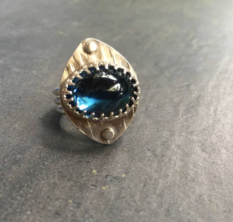 Handgefertigter Silberring Vintage Blaues Glas Cocktailring, Größe 9.25 Handgefertigter Silberring Vintage Blaues Glas Cocktailring, Größe 9.25 von LCNStudios