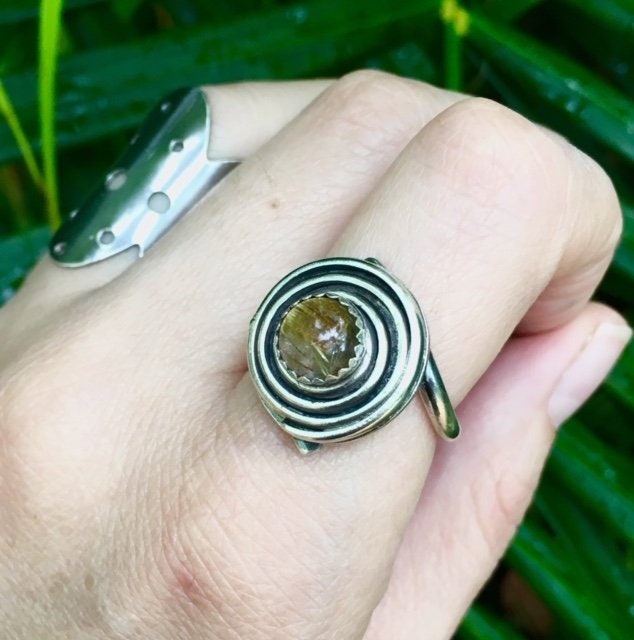 Rutilquarz Sterling Silber Spiralring - Größe 8 1/4 Rutilquarz Sterling Silber Spiralring - Größe 8 1/4 von LCNStudios