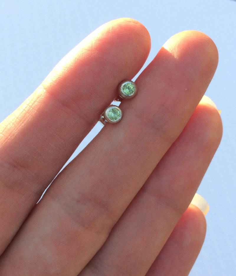 Silber Nugget Ohrstecker Mit Peridot/Minimalistisch/Modern/Ohrringe von LCNStudios