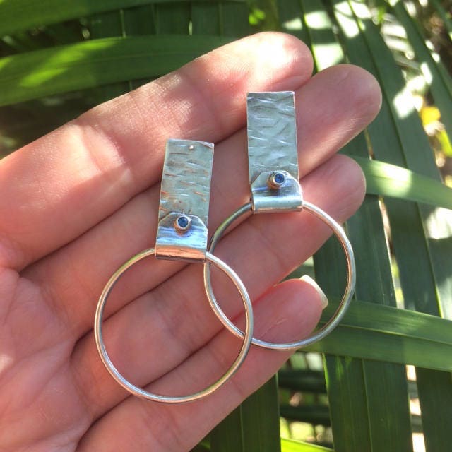 Silberne Creolen Peridot Oder Kashmir Blue Kristall, Boho Abstrakt Silberne Creolen Peridot Oder Kashmir Blue Kristall, Boho Abstrakt von LCNStudios