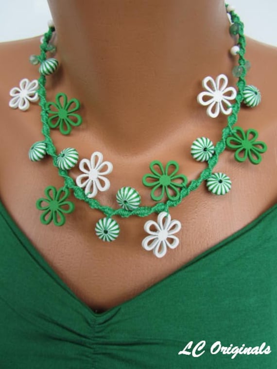 Weiß Und Grün Holz Flowers Macramé - Knoten Halskette von LCOriginalsJewelry
