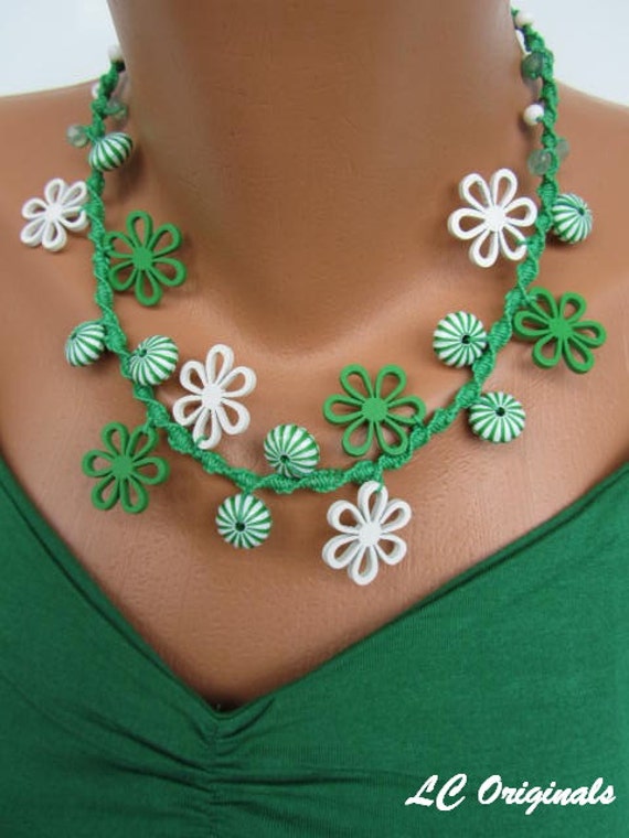 Weiß Und Grün Holz Flowers Macramé - Knoten Halskette Weiß Und Grün Holz Flowers Macramé - Knoten Halskette von LCOriginalsJewelry