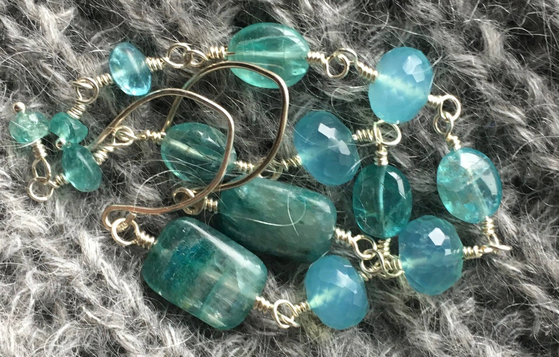 13 cm Lange Sterling Silber Wire Wrapped Kyanit Chalcedon Und Apatit Auf Ohr Creolen 13 cm Lange Sterling Silber Wire Wrapped Kyanit Chalcedon Und Apatit Auf Ohr Creolen von LDBJewelry