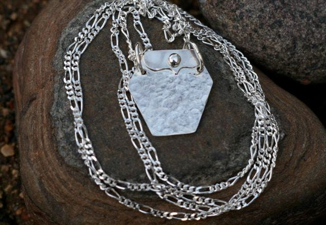 32 Zoll Lange Sterlingsilber Gehämmert Geldbörse Anhänger Halskette 32 Zoll Lange Sterlingsilber Gehämmert Geldbörse Anhänger Halskette von LDBJewelry