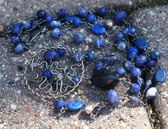36 Zoll Lange Blaue Lapis Sodalit Und Iolith Sterling Kurvige Draht Anhänger, Ein Von Einer Art 36 Zoll Lange Blaue Lapis Sodalit Und Iolith Sterling Kurvige Draht Anhänger, Ein Von Einer Art von LDBJewelry