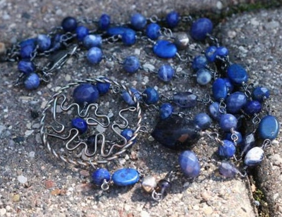 36 Zoll Lange Blaue Lapis Sodalit Und Iolith Sterling Kurvige Draht Anhänger, Ein Von Einer Art 36 Zoll Lange Blaue Lapis Sodalit Und Iolith Sterling Kurvige Draht Anhänger, Ein Von Einer Art von LDBJewelry