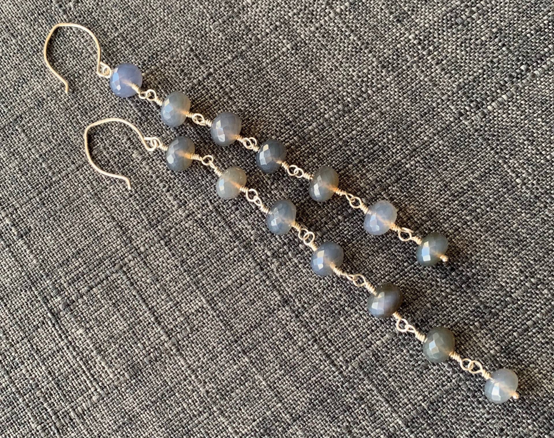 5 Zoll Lange Sterling Silber Draht Gewickelt Chalcedon Auf Petite Reifen 5 Zoll Lange Sterling Silber Draht Gewickelt Chalcedon Auf Petite Reifen von LDBJewelry