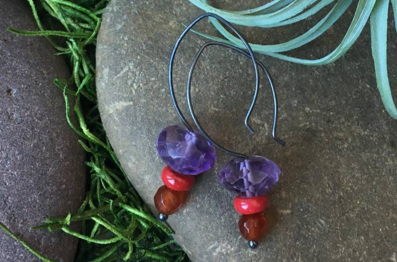 Amethyst Korallen Und Karneol Steine An Oxidiertem Sterlingsilber Creolen Ohrhaken Gestapelt Amethyst Korallen Und Karneol Steine An Oxidiertem Sterlingsilber Creolen Ohrhaken Gestapelt von LDBJewelry