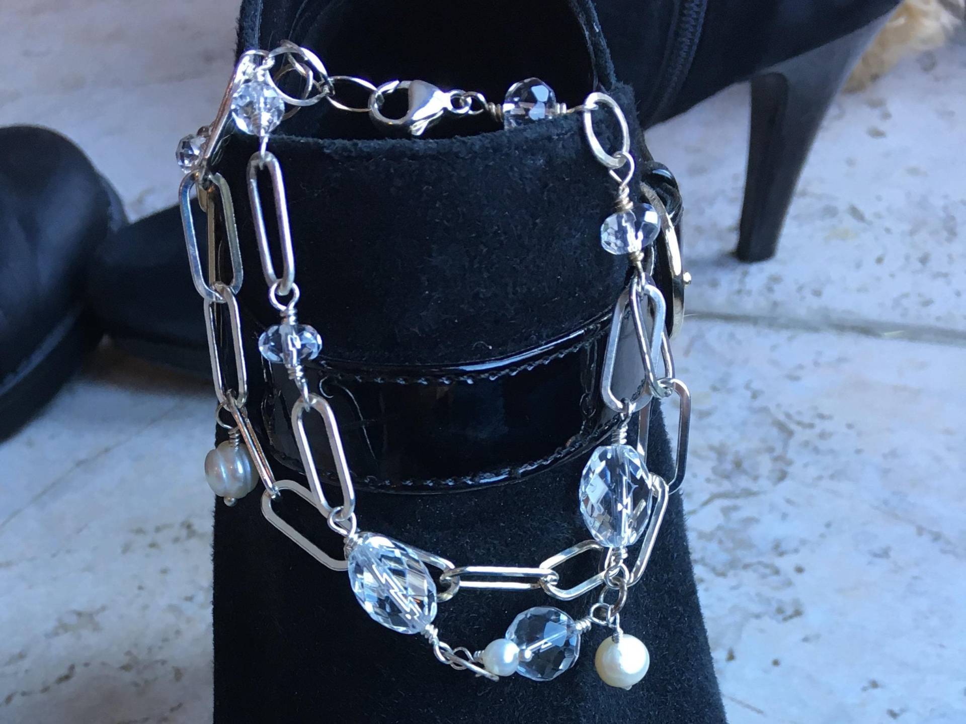 Doppelstrang-Armband Aus Sterlingsilber Mit Quarzkristallen Und Weißen Süßwasserperlen Doppelstrang-Armband Aus Sterlingsilber Mit Quarzkristallen Und Weißen Süßwasserperlen von LDBJewelry