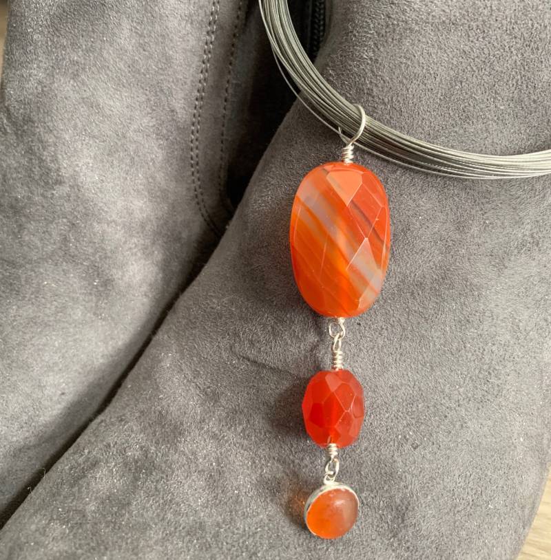 Dreifach Orange Rot Achat Karneolian Anhänger Auf Grauen Kragen Dreifach Orange Rot Achat Karneolian Anhänger Auf Grauen Kragen von LDBJewelry