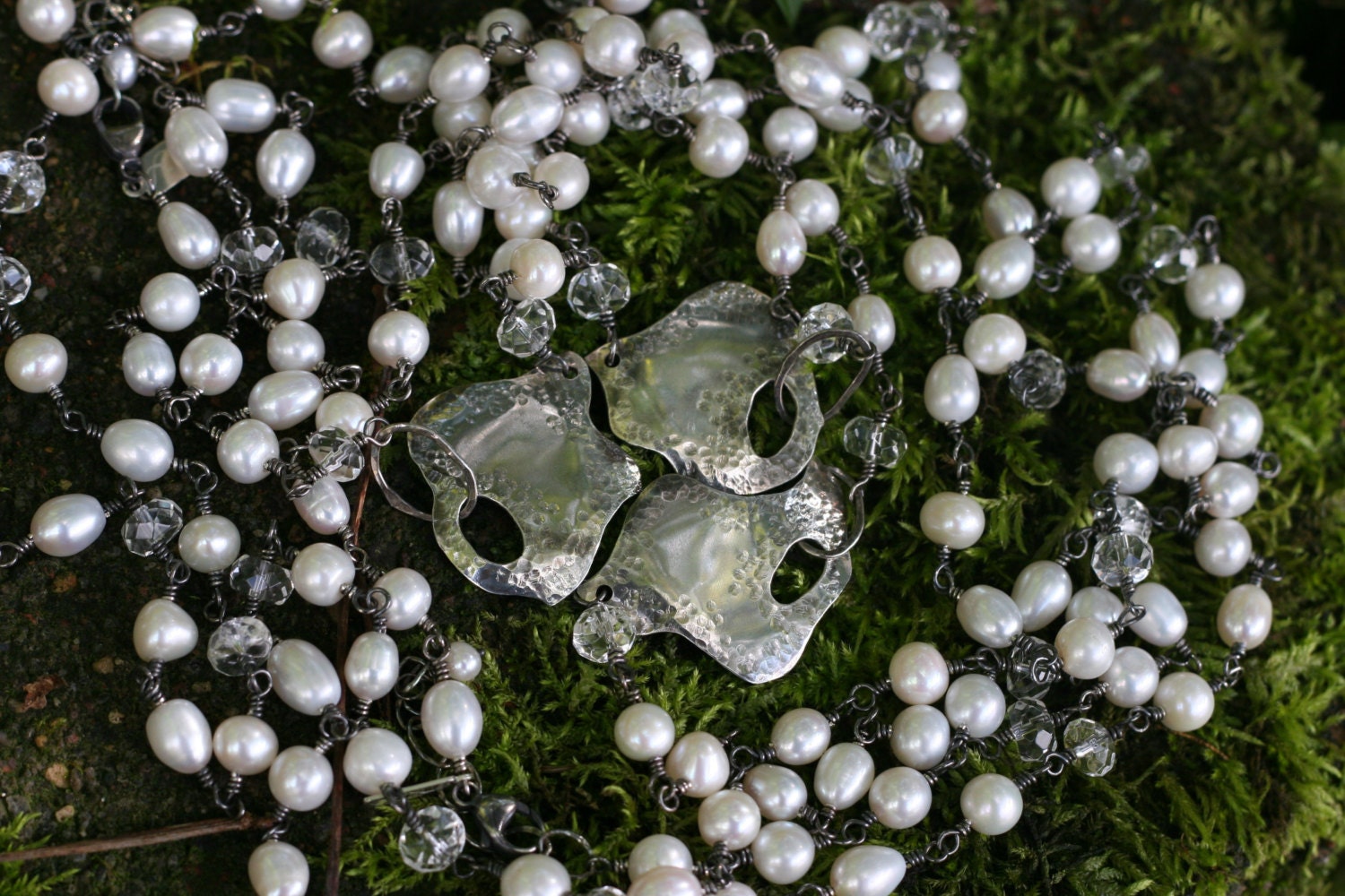 Gehämmert Und Oxidiert Sterling Silber Weiß Süßwasserperlen Quarz Kristall Lange Halsketten Wahl Von 3 Gehämmert Und Oxidiert Sterling Silber Weiß Süßwasserperlen Quarz Kristall Lange Halsketten Wahl Von 3 von LDBJewelry