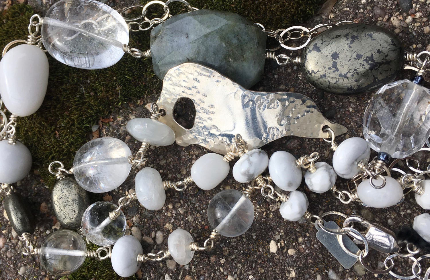Grobstrick Grau Und Weiß Stein Verriegelung Gehämmert Sterlingsilber Toggle Wahl Von 2 Grobstrick Grau Und Weiß Stein Verriegelung Gehämmert Sterlingsilber Toggle Wahl Von 2 von LDBJewelry