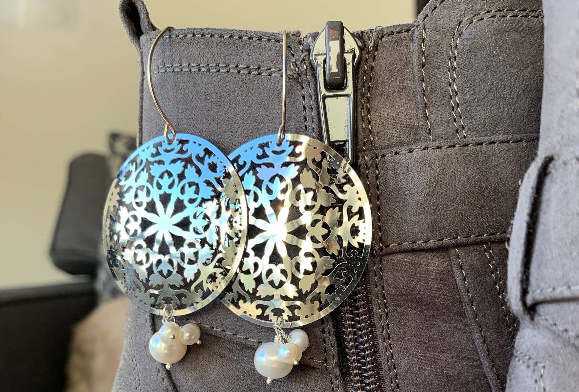 Laser-Cut Edelstahl Medaillons Mit Sterling Ohr Drahtbügel Und Weiße Süßwasserperlen Ohrringe Laser-Cut Edelstahl Medaillons Mit Sterling Ohr Drahtbügel Und Weiße Süßwasserperlen Ohrringe von LDBJewelry